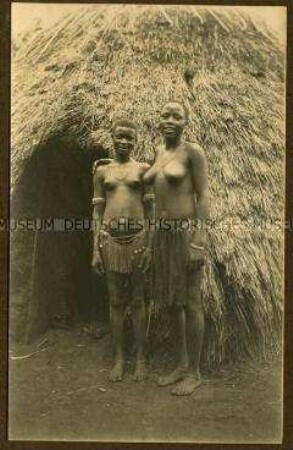 Zwei Wadschagga-Mädchen vor dem Eingang einer Hütte