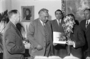 Freiburg: Oberbürgermeister Dr. Brandel, Bürgermeister Schieler überreicht Blumen