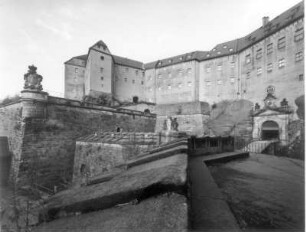 Königstein. Festung. Grabenschere (1729/1736), Georgenbastion (1669/1679, W. C. v. Klengel), Georgenburg (14. Jh., Umbau 1611-1619; P. Buchner, S. Hoffmann), Streichwehr und Torhaus ( 1589-1591, P. Buchner). Blick von der Grabenschere