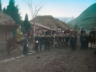 Japan, vielleicht Hakone. Touristen der Hapag zu Pferd und in Sänften mit einheimischen Trägern auf einer Dorfstraße