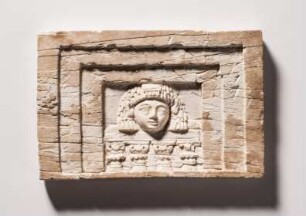 Elfenbeinrelief mit Darstellung "Frau am Fenster"