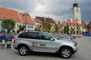 Sibiu - Innenstadt : Die deutsche Autofirma sponsert Fahrzeuge für kulturelle Ereignisse in der Kulturhauptstadt Europas 2007, Sibiu (Hermannstadt), die Fahrzeuge stehen auf dem Markt, dahinter Stadtturm von Sibiu
