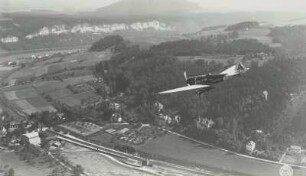 Elbtal bei Rathen, Blick von der Bastei auf Sportflugzeug Klemm L-30 bei einem Reklameflug für Sturm-Zigarettenfabrik Arthur Dreßler