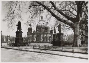 Berlin. Blick vom 1837 geschaffenen Schinkelplatz mit Denkmäler von Thaer, Beuth und Schinkel nach Norden auf die Südansicht des Berliner Doms