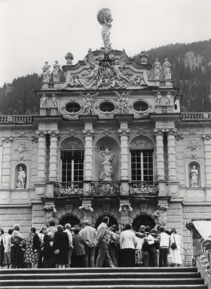 Warteschlange vor dem Schloß Linderhof, Prachtschloß König Ludwig II