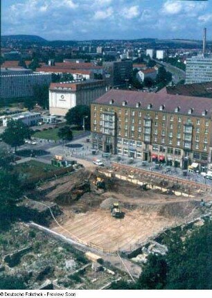 Blick vom Turm der Kreuzkirche über die Baugrube für ein Wohn- und Geschäftshaus und Dr.-Külz-Ring