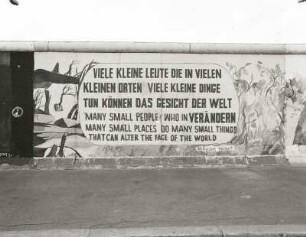Viele kleine Leute.... : Berliner Mauer (East side gallery). Viele kleine Leute.... (Bild 14). Graffito (1990). Berlin, Mühlenstraße