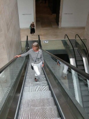 Museum Louvre, zu den einzelnen Ausstellungssällen führen moderne Fahrtreppen