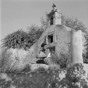 Portrait eines jungen Mannes vor einer Kapelle
