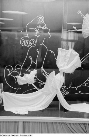 Damennachtwäsche in einer Vitrine auf der Leipziger Herbstmesse 1954