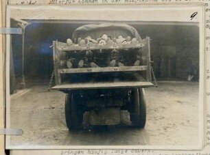 Foto eines zum Transport von Verwundeten eingerichteten Lastkraftwagens mit zwölf Soldaten beladen