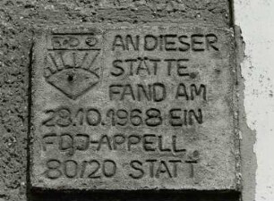 Tafel zum Gedenken an den FDJ-Appell am 28.101968