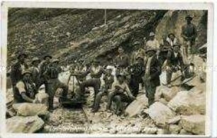 Arbeiter in einem Steinbruch am Mittertörl/Großglockner