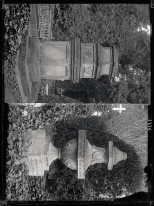 Zwei klassizistische Grabsteine im Friedhof