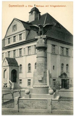 Dommitzsch. Rathaus mit Kriegerdenkmal