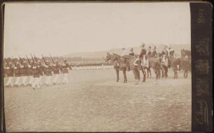 Kaiser Wilhelm II. und Großherzog Friedrich I. zu Pferd, Infanteristen observierend.