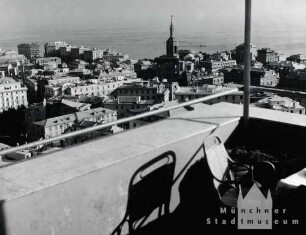 Genua: Blick von einem Wolkenkratzer zum Meer