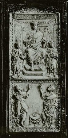 Diptychon des Probianus (Stadtvikar Probianus in Tribunal, von protokollierenden Schreibern umgeben)