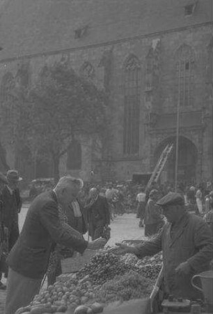 Nördlingen: Markt vor der Georgskirche