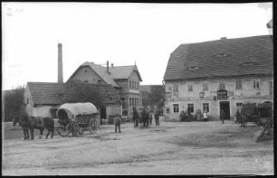 Piskowitz. Gasthof Zum goldenen Lamm mit Pferdefuhrwerk