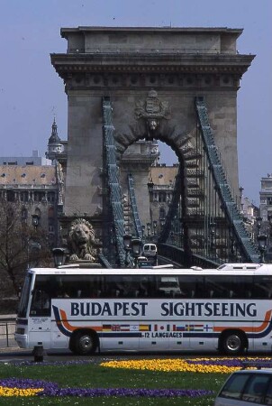 Budapest - Sightseeing : Kettenbrücke mit Touristenbus. Aufgenommen in Budapest 2001