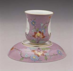 Henkeltasse und Unterschale mit lilafarbenem Fond, Blumendekor und Küstenszenen