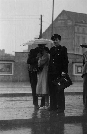 Im Regen wartende Personen