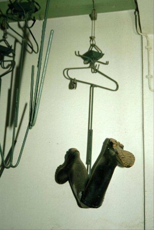 Flussspatgrube: Kaue mit aufgehängten Gummistiefeln