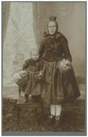 Portrait einer Frau in Tracht mit Kind