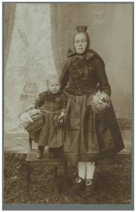 Portrait einer Frau in Tracht mit Kind