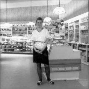 Serie Kolleginnen und Kollegen, Bürger der DDR - Praktikantin, Fachverkäuferlehre (Hanka Großkreuz, 17 Jahre)