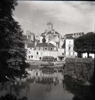 Ort mit Kirchturm und Aufschleppe an der französischen Atlantikküste