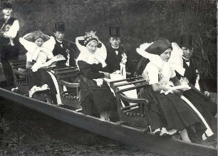 Hochzeitszug auf einem Kahn in Burg : Kleidung - niedersorbische Tracht. Ort: Bórkowy / Burg-Spreewald. Hochzeit