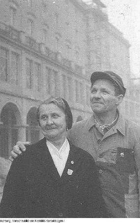 Dresden. Lydia Hoyer, Aufbauhelferin, von der sozialistischen Presse hochstilisiert wegen ihrer vielen freiwilligen, unbezahlten Aufbaustunden, 1955/57
