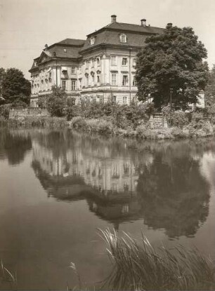 Radmeritz, Schloss Joachimstein, Ansicht des Schlosses von Südosten mit Kastanie im kleinen Küchengarten