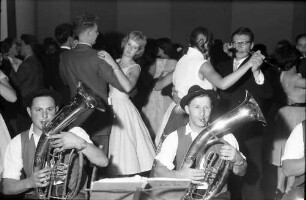 9. Tagung 1959 Physiker; Studentenabend Stadthalle Lindau: Tanz mit zwei Bläsern im Vordergrund