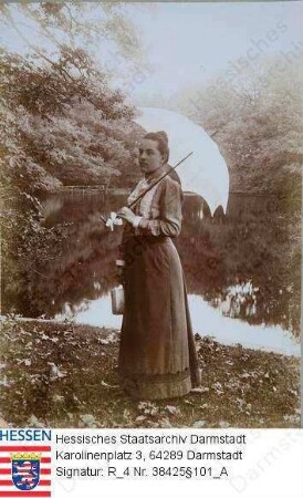 Tiedemann-Brandis, Martha v. geb. v. Rango (1854-1908) / Porträt, mit Sonnenschirm vor Gartenteich des Ritterguts Woyanow stehend, Ganzfigur