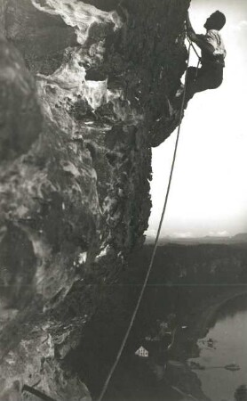 Sächsische Schweiz, Rathener Gebiet. Tiedgestein. Bruno Henning am Überhang der Südwand