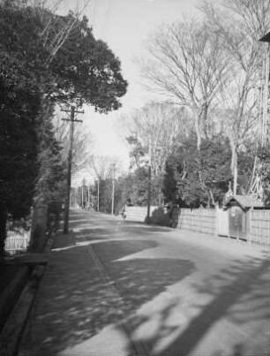 Kōshū Kaidō. Straßenbild : Kōshū Kaidō. Straßenbild mit Einfriedung und Tor