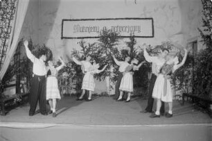 Sorbisches Jugendensemble der Sorbischen Oberschule Bautzen. : Prěnja serbska kulturna brigada Serbskeje wyšeje šule w Budyšinje.