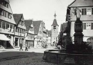 Winnenden, Markt : Winnenden. Markt mit Marktbrunnen. Blick über die Marktstraße zum Schwaikheimer Torturm (1619)