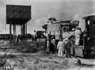 Verladen eines Wagens : Einer der Wagen der Schomburgk-Expedition wird verladen.