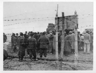 Internierungslager Gurs; Häftlinge hinter Stacheldraht, Rückansicht