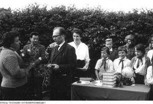 Schule, u.a. Dresden, Zirkusstraße, 2. Polytechnische Oberschule (ab 1972: 2. POS Herbert Bochow), Einweihung u.a. in Anwesenheit von Lea Grundig - Einschulung - 1. Oberschule (ab 1967: 1. POS Dr. Kurt Fischer) und 28. POS Otto Buchwitz in Trachenberge: Tag des Lehrers - Schüler der 7. POS malen auf der Borsbergstraße - 39. POS Fritz Schulze, Autoübergabe durch eine Brigade - Schulalltag u.a. 4. Klassen, Pionierleiterin Evelyn Huß, etc., Mai - November 1960