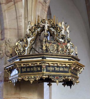 Renaissance-Kanzel mit Tugenden und Heiligenfiguren — Engel mit Arma Christi und Wappen