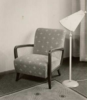 Stehlampe : Sessel (1956) und Stehlampe in Ausstellungskoje