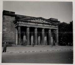 Berlin, Unter den Linden, Ehrenmal Neue Wache, erbaut von Karl Friedrich Schinkel