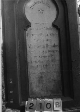 Grabstein 210 (Index: 100093652) Maße HxBxT: 267x88x50 cm Symbolik: Stern, Säulen, Verzierungen: Grabstein 210B