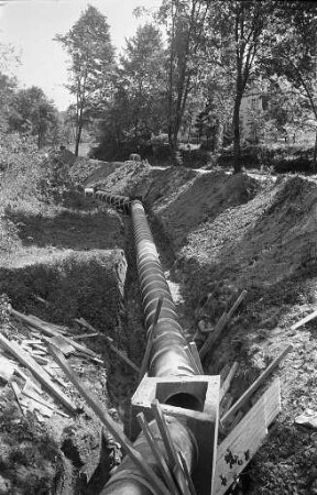 Verschiebung der Kanalisation (Kanal in der Dürrbachschlucht) der von Durlach nach Stupferich führenden Landstraße um 660 Meter nach Osten.