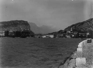 Riva del Garda : Blick entlang des Piers nach Torbole